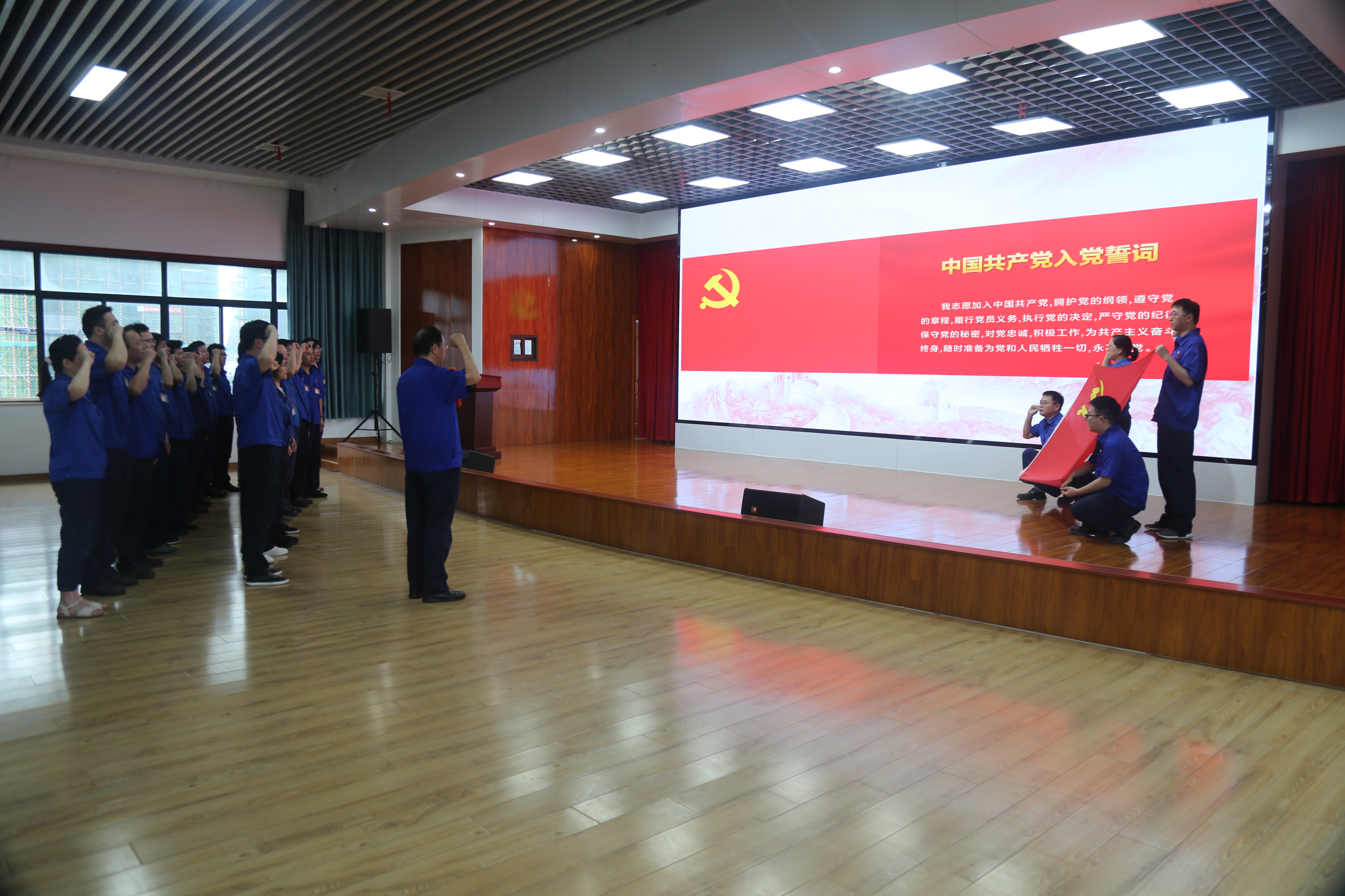 与会党员在吴海曙携带下沉温入党誓词.JPG 与会党员在吴海曙携带下沉温入党誓词.JPG